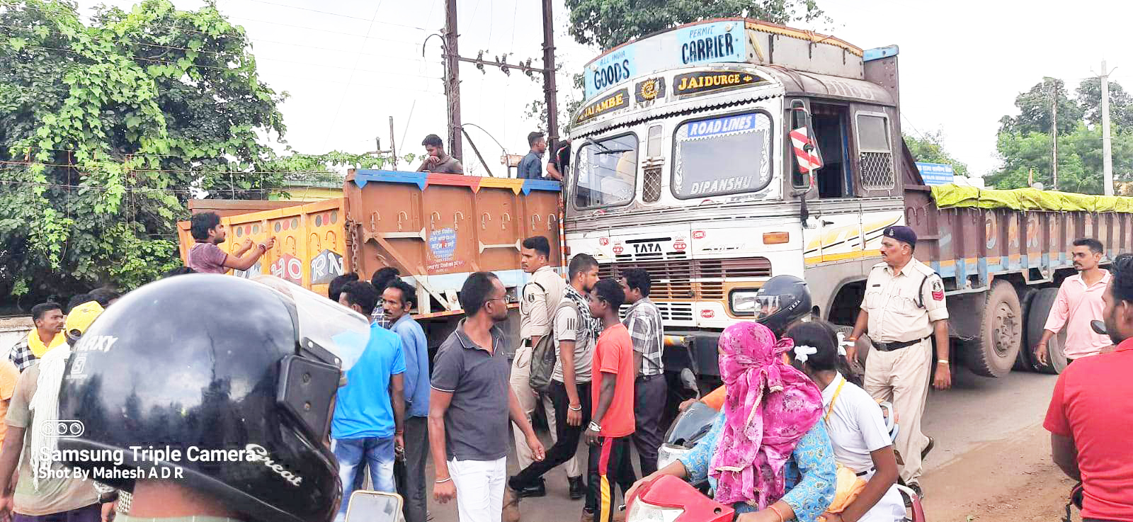 ट्रक ड्राइवर को पीटने केबिन  पर चढ़ा युवक, हाथ टूटा