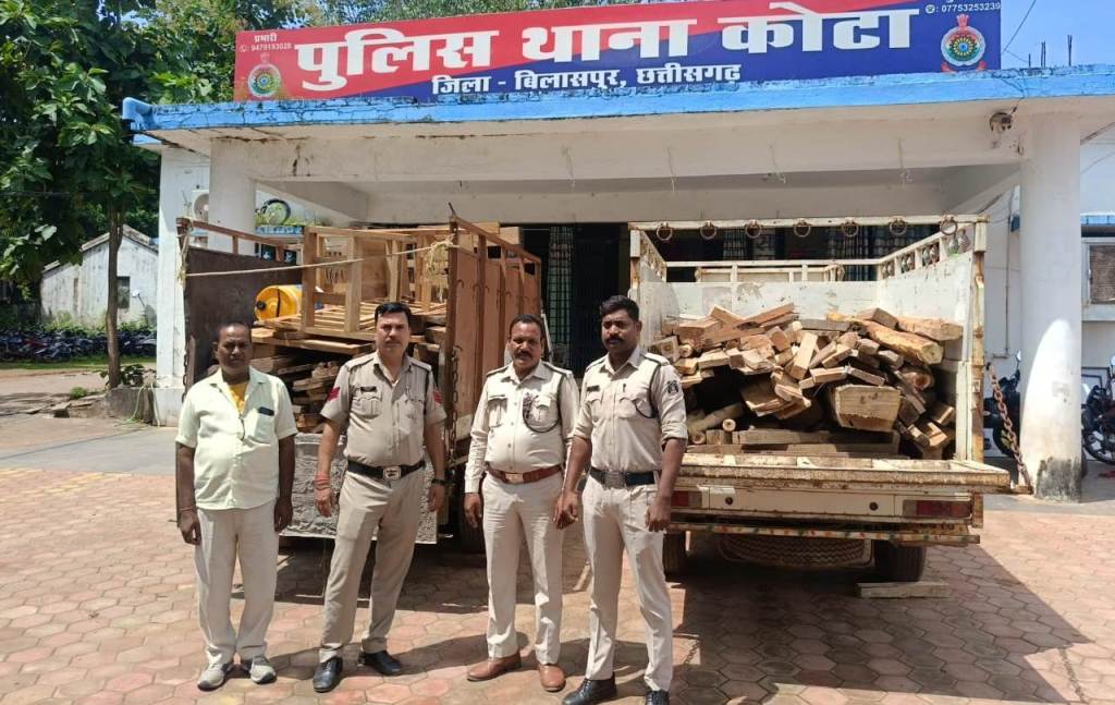 12 लाख की अवैध इमारती  लकड़ी और फर्नीचर बरामद कर पुलिस ने वन विभाग को सौंपा 