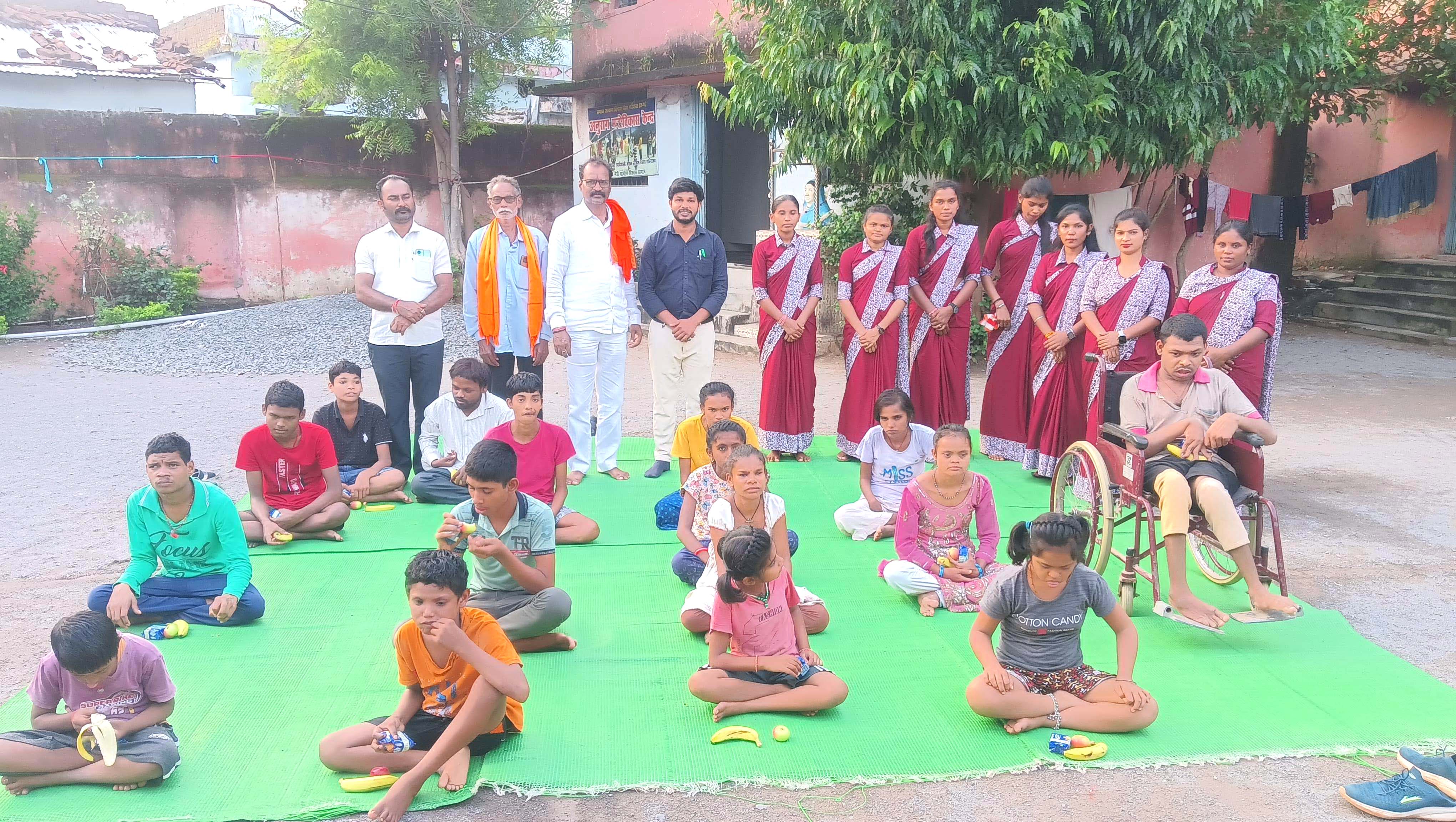 सामाजिक नेता ने दिव्यांग बच्चों संग मनाया जन्मदिन