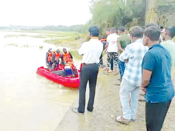 खारून में बहा छात्र दूसरे दिन भी नहीं मिला, खुड़मुड़ी तक ढूंढ आए गोताखोर