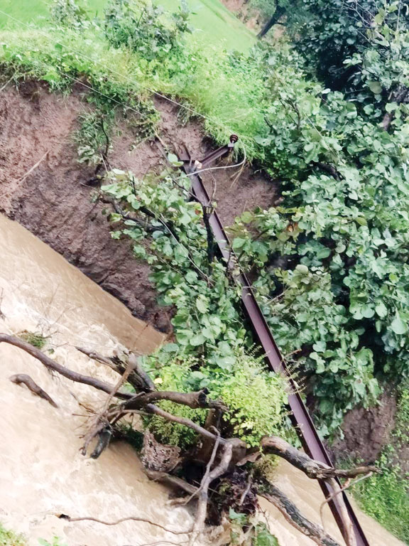 भारी बारिश, खंभा गिरा आधा दर्जन गांवों की बिजली बंद