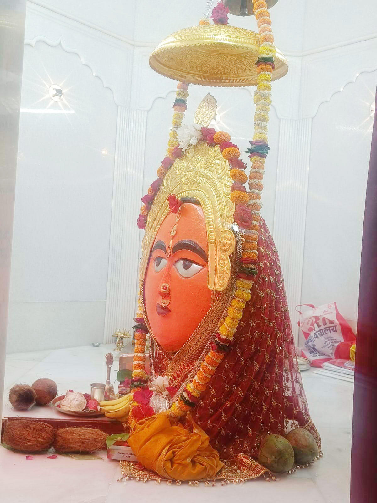 शारदीय नवरात्र पर मंदिरों में जले आस्था  के ज्योत, पंडालों में विराजीं देवी मां