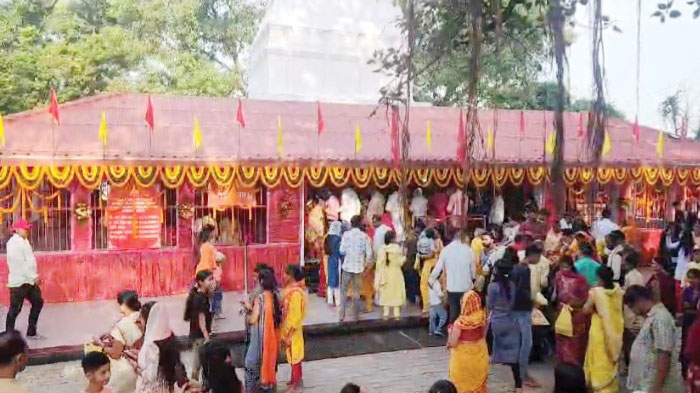 देवी मंदिरों में प्रज्वलित हुए आस्था के दीप, शारदीय नवरात्र पर भक्तों की उमड़ी भीड़