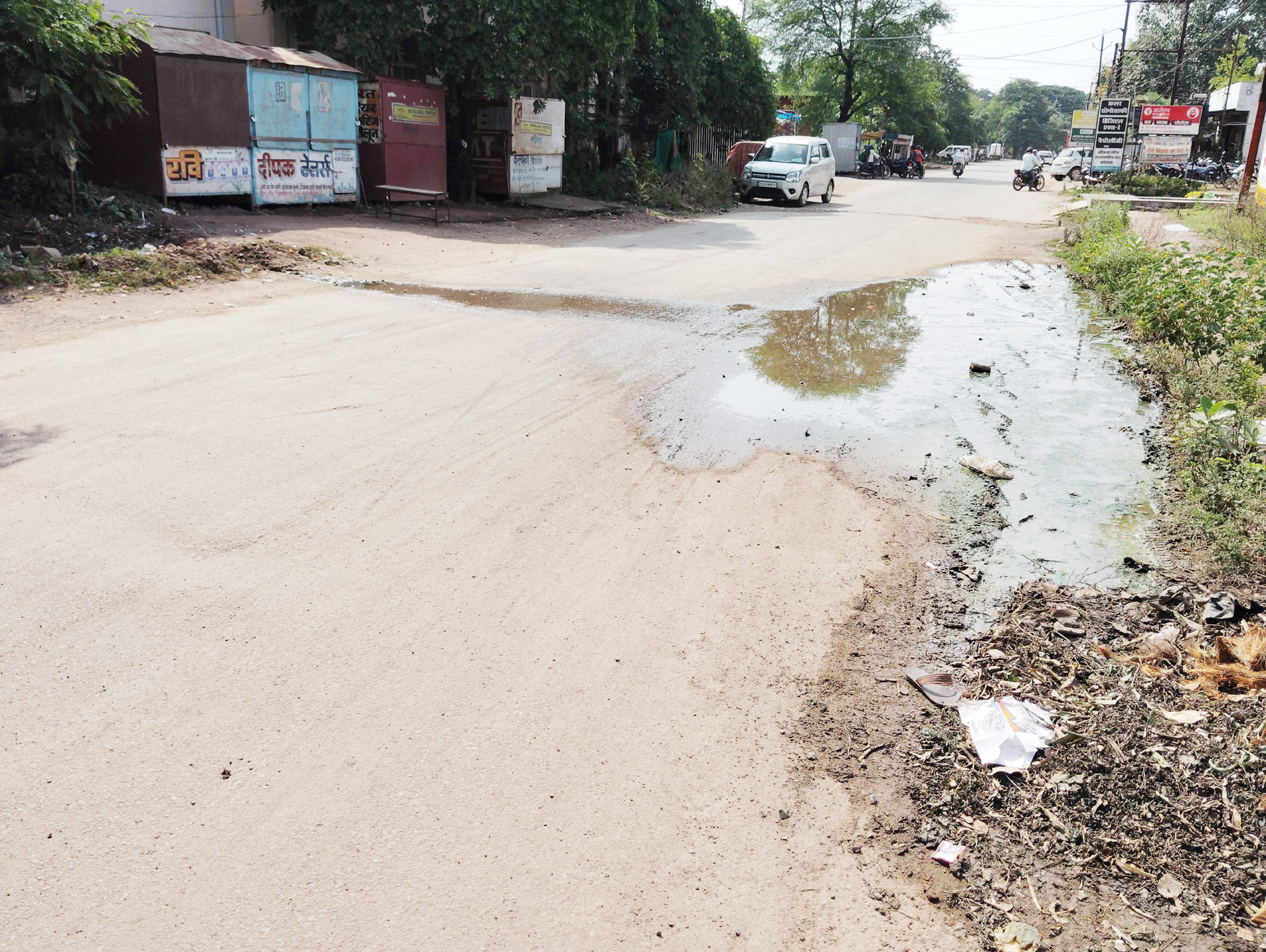 गौरव पथ पर हो रही गंदे पानी की निकासी