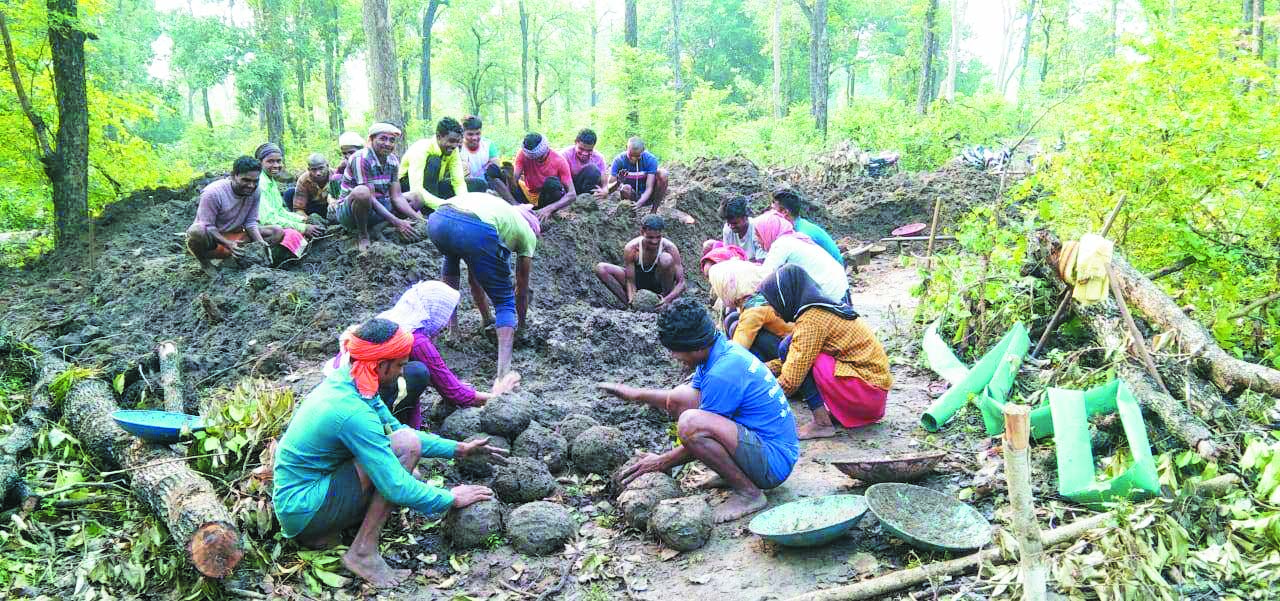 पानी को संरक्षित करने की शपथ लेकर संगठित हुए 36 कमार परिवार, डबरी और तालाब बनाया