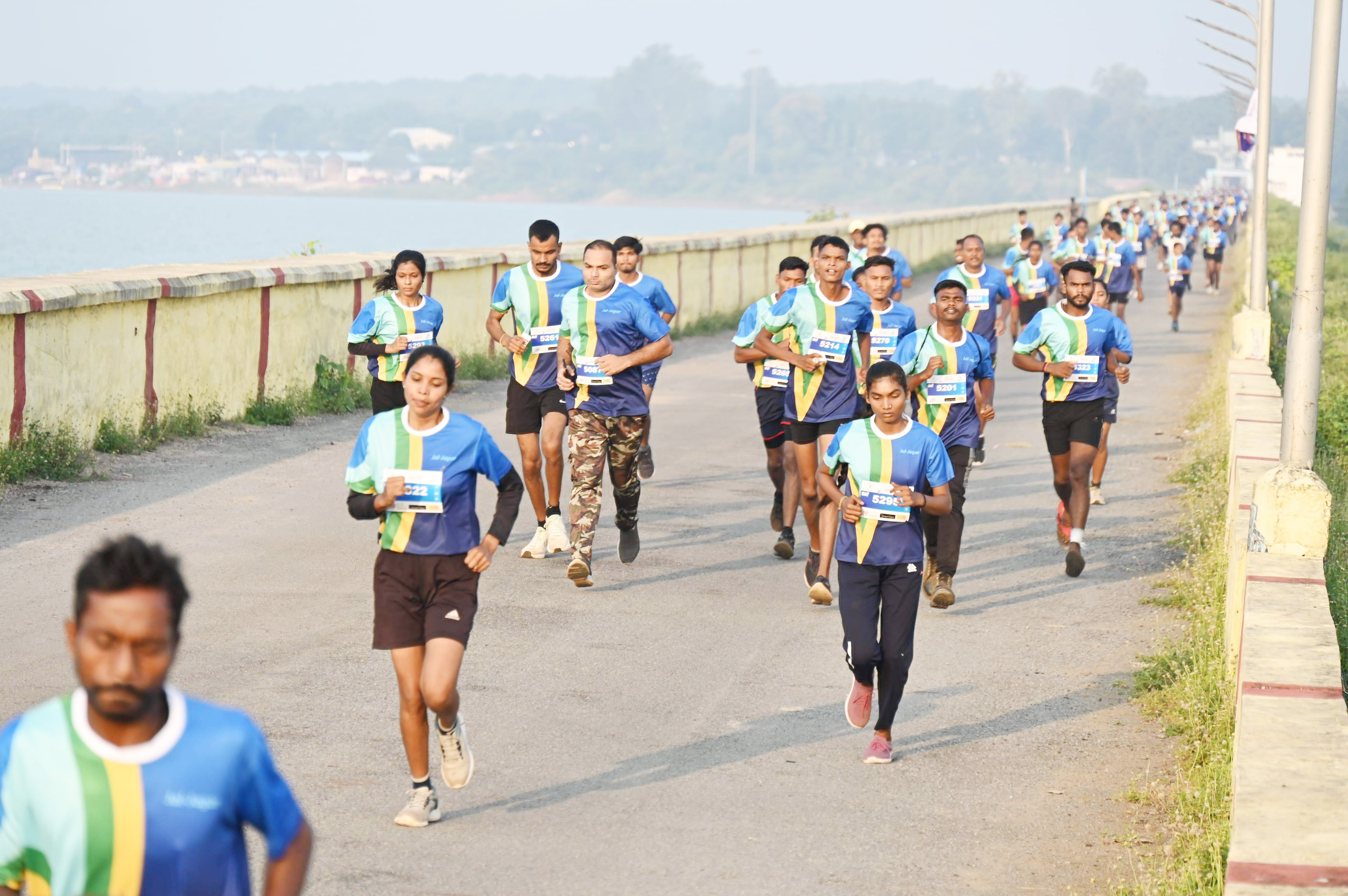 सैकड़ों धावकों ने लगाई हाफ मैराथन में दौड़