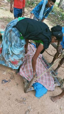 चारपाई पर गर्भवती को लेकर मीनपा कैंप पहुंचे ग्रामीण