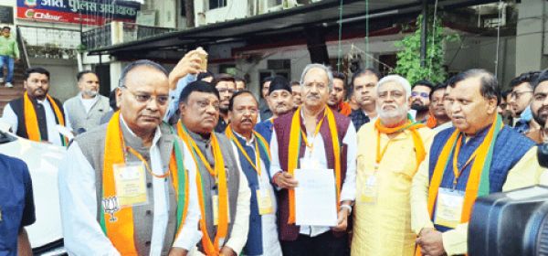 भाजपा नेताओं ने लिखाई सलमान खुर्शीद के खिलाफ रिपोर्ट
