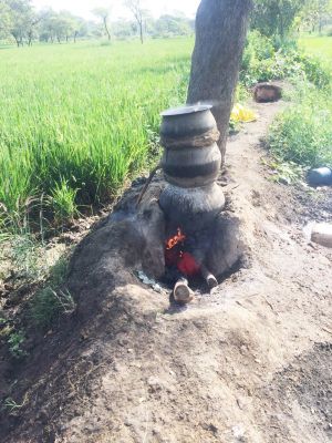 खेत में बन रही थी महुआ शराब, छापा, 210 लीटर जब्त, 3 गिरफ्तार    