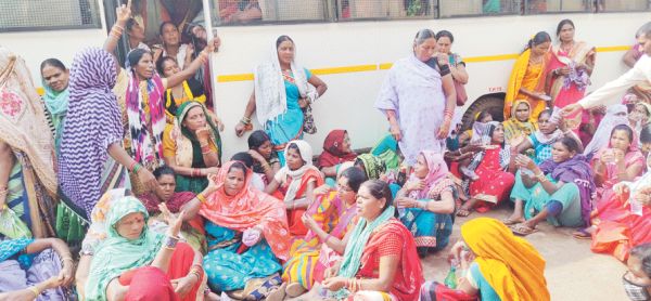 आंदोलनरत महिलाओं को जबरन बैठाया पुलिस ने बस में, हंगामा