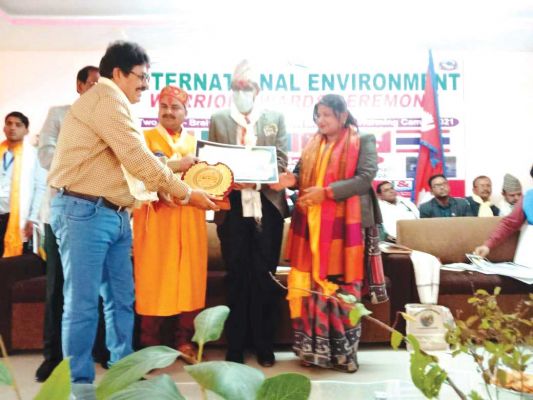 रविवि के कर्मचारी को प्रदीप कुमार मिश्र अंतरराष्ट्रीय पर्यावरण योद्धा सम्मान