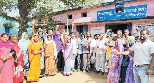 शिक्षक की मांग को ले 5 किमी रैली निकाल सैकड़ों ग्रामीण पहुंचे बीईओ कार्यालय