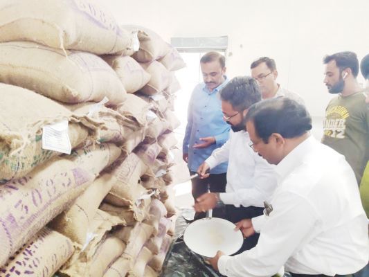 एफसीआई गोदाम पहुँचे कलेक्टर, पहली लाट चावल का निरीक्षण कर की केमिकल जाँच