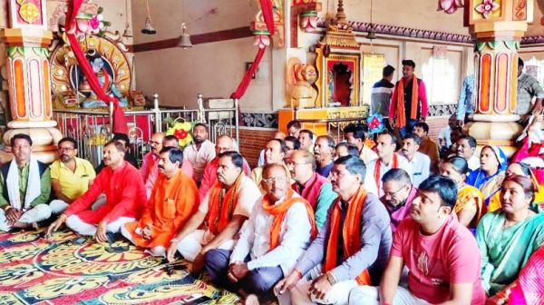 पुराने शिव मंदिर में पूजा-अर्चना, काशी विश्वनाथ कॉरिडोर लोकार्पण का सीधा प्रसारण देखे भाजपाई