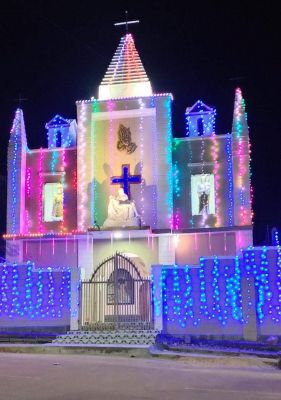क्रिसमस को लेकर उत्साह, रोशनी से जगमगा रहे चर्च