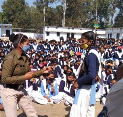 टीम रक्षक छात्राओं को कर रहीं जागरूक, आत्मरक्षा के दिये टिप्स