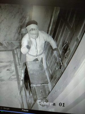 गिरोला मंदिर में चोरी, सीसीटीवी में चोर कैद, जांच जारी