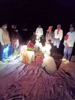 बारिश में भीगते हुए ग्रामीणों ने रोक रखी है अवैध रेत से भरे हाइवा