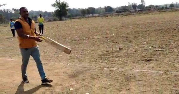 क्रिकेट स्पर्धा का जनपद उपाध्यक्ष ने किया शुभारंभ
