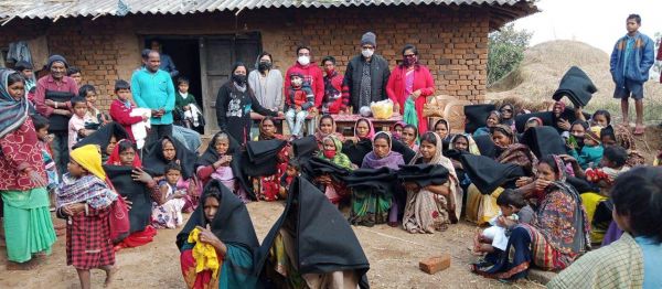 सरस परिवार ने 100 जरूरतमंद परिवारों को बांटे कंबल