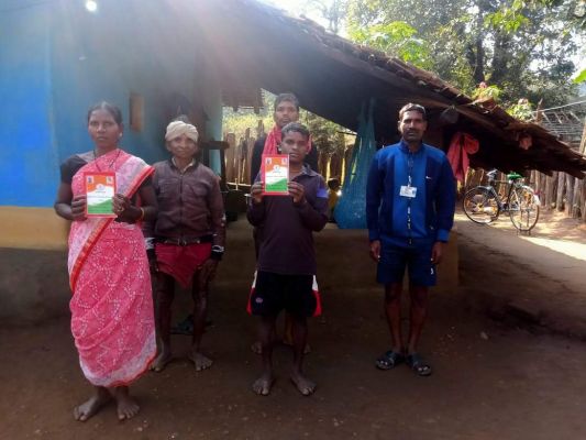 नक्सल प्रभावित गांवों में युवोदय चौम्प के स्वयंसेवी घर-घर जाकर कर रहे सहयोग