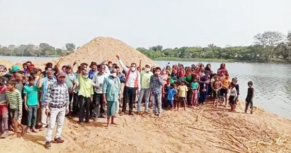 अवैध रेत खनन के खिलाफ ग्रामीणों में गुस्सा