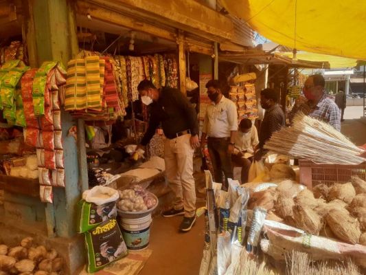 प्रतिबंधित प्लास्टिक कैरीबैग जब्त, दुकानदारों पर जुर्माना
