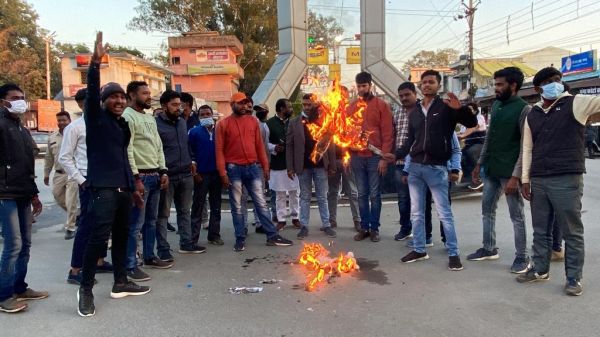 युवा कांग्रेस ने मोदी सरकार का पुतला दहन कर किया विरोध प्रदर्शन
