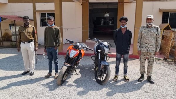 बाइक चोरी करते ओडिशा के 2 बंदी