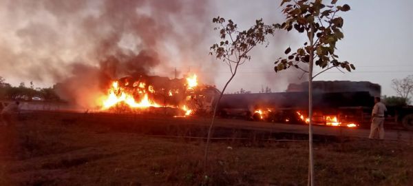 ट्रकों के भिडऩे से आग, चालकों के जिंदा जलने की आशंका
