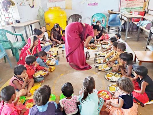 आंगनबाड़ी केंद्रों में बढ़ी उपस्थिति, महिलाओं के साथ बच्चें भी कर रहे गरम भोजन