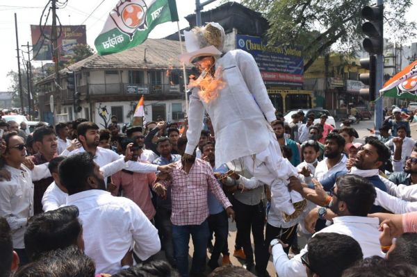 युवा कांग्रेस ने फूंका असम के सीएम हेमंत विस्व शर्मा का पुतला