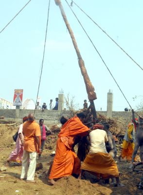 धर्म की रक्षा के लिए नागा साधु-संतों ने धर्मध्वजा खड़ी की