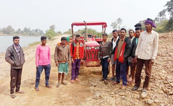गुजरी कोटरी नदी में रेत का अवैध परिवहन करते टैक्टर को ग्रामीणों ने पकड़ा