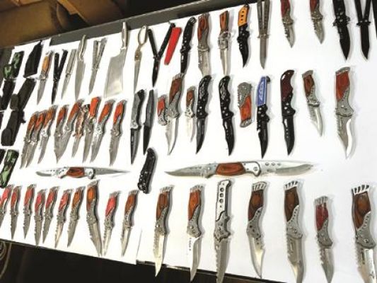 ऑनलाइन खरीदे गए 58 चाकू जब्त, बीते दो माह में युवकों ने की खरीदी