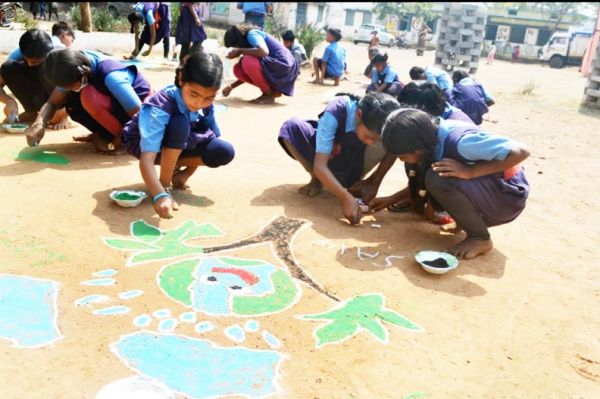 स्कूली बच्चों रंगोली से दिया जल संरक्षण का संदेश