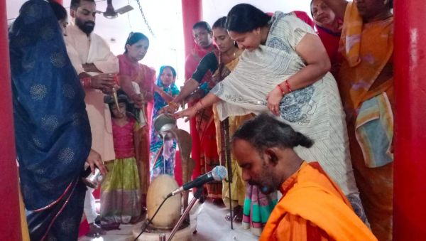 नर्मदेश्वर शिव मंदिर में स्थापना दिवस पर पूजा-अर्चना, भंडारा