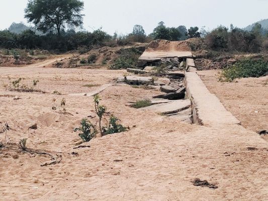 टूटे पुल की मरम्मत नहीं, 35 गांवों के लोगों को 50 किमी सफर तय करना पड़ रहा