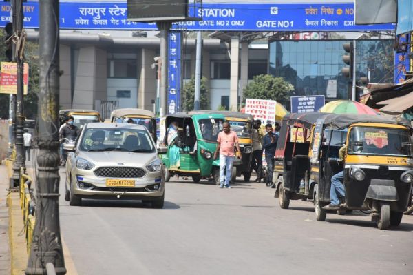  रायपुर रेल्वे स्टेशन चौक पर ऑटो वालों का कब्जा