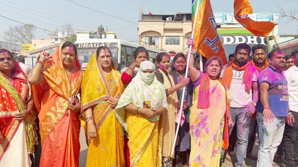 चार राज्यों में भाजपा की जीत, कार्यकर्ताओं ने पटाखे फोडक़र मनाई खुशी