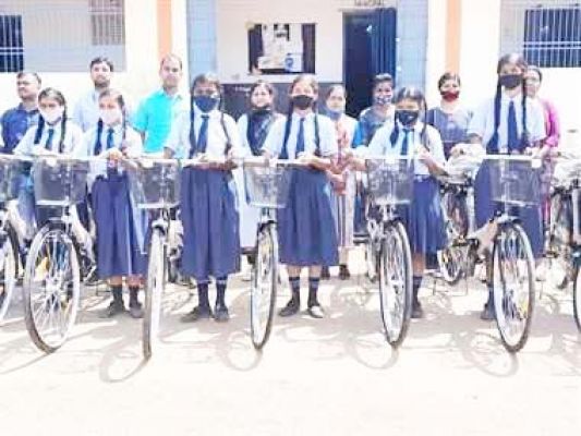 छात्राओं को मिली साइकिल