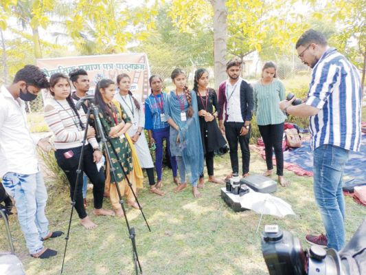 दिग्विजय कॉलेज के विद्यार्थियों ने सीखे फोटोग्राफी के गुर