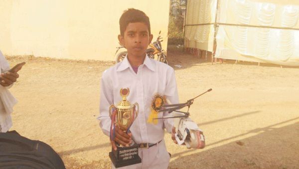कबाड़ से किया जुगाड़ और आदिवासी छात्र ने बना दिया ड्रोन व हेलीकॉप्टर