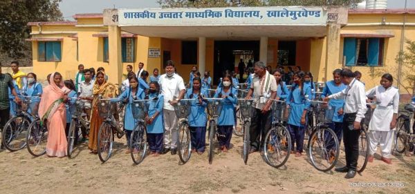 छात्राओं को मिली साइकिल