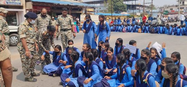 कन्या स्कूल को स्वामी आत्मानंद स्कूल बनाने का विरोध, छात्राओं ने किया चक्काजाम