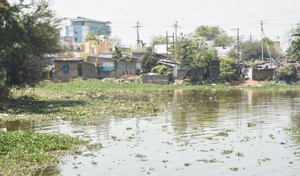  कबीर नगर फेस-2 में बढ़ रहा अवैध कब्जा, तालाब का बड़ा हिस्सा मलबे से पाटा जा रहा