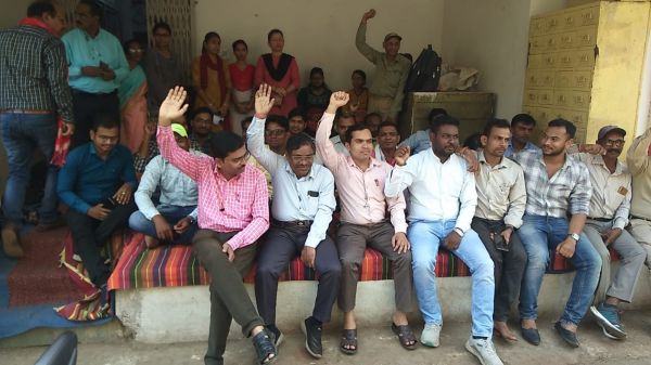 पोस्ट ऑफिस के कर्मियों ने किया हड़ताल का समर्थन