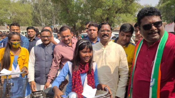 मंत्री अमरजीत के हाथों छात्राओं को मिली साइकिल