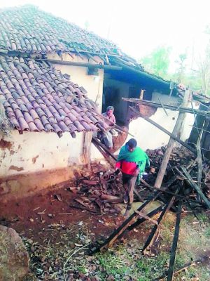 लखनपुर वन परिक्षेत्र में हाथियों का उत्पात, 2 दर्जन घर तोड़े