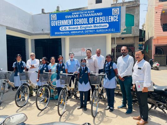 स्वामी आत्मानंद विद्यालय में छात्राओं को साइकिल वितरण